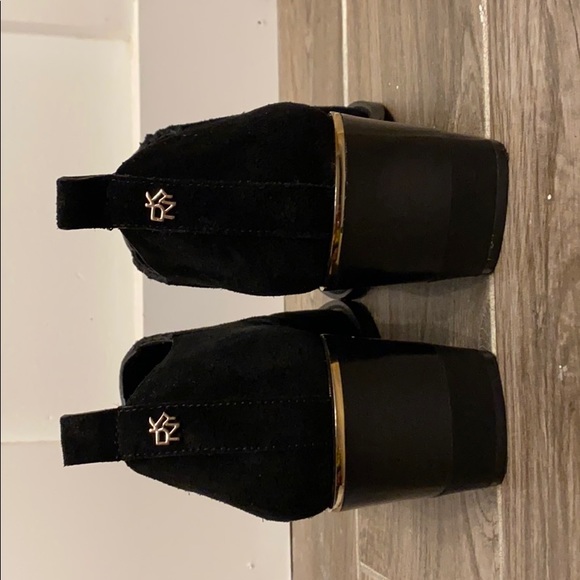 DKNY Pointed Toe Shoe - Picture 5 of 5